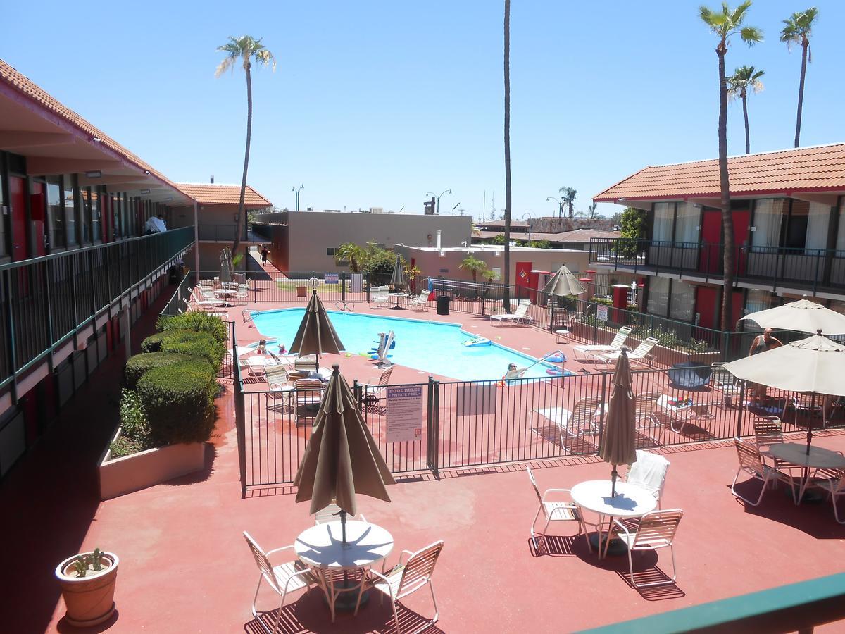 Hotel Ramada By Wyndham Mesa Downtown Exterior foto