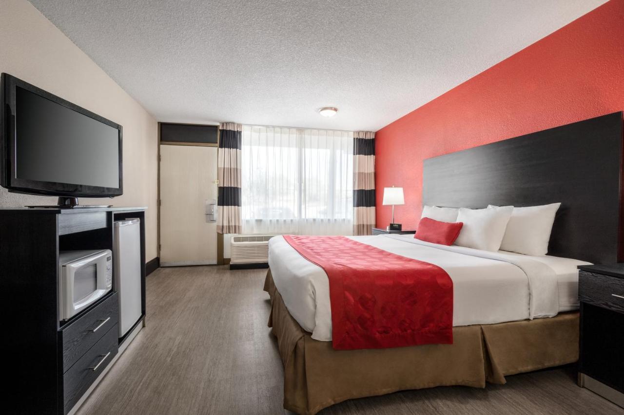 Hotel Ramada By Wyndham Mesa Downtown Exterior foto