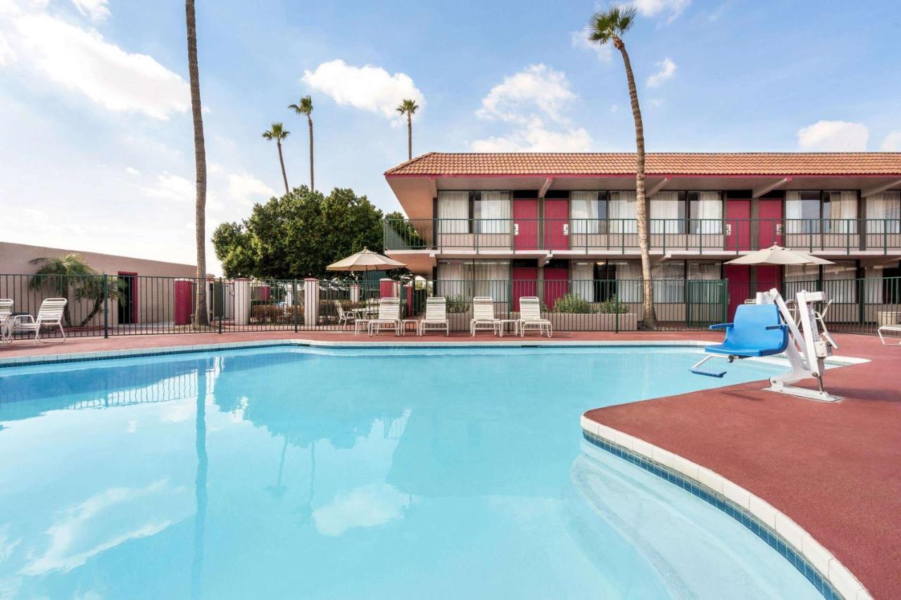 Hotel Ramada By Wyndham Mesa Downtown Exterior foto