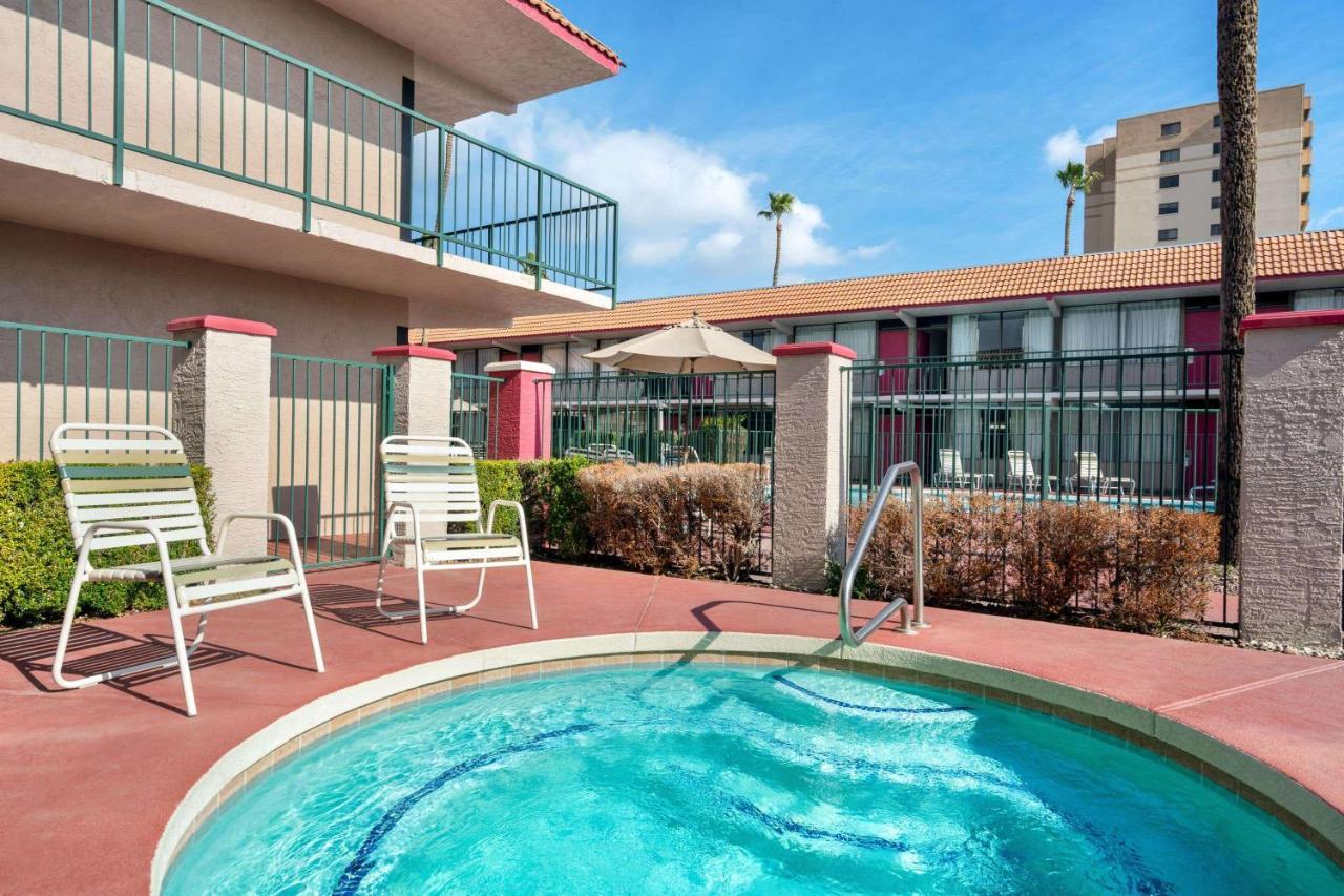 Hotel Ramada By Wyndham Mesa Downtown Exterior foto
